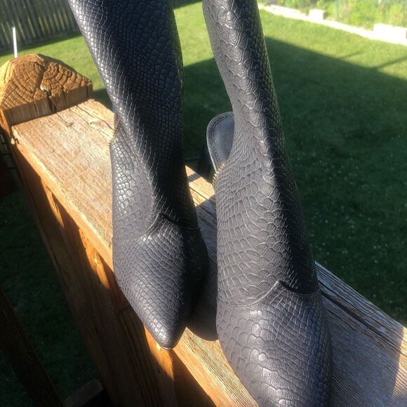 Liliana black snake skin pointed toe open back boots with zipper detail size 7.5 - Picture 4 of 8